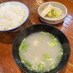 Tonkatsu Taketei - 鹿児島らしい白いお味噌汁。ほんのり甘くて風味が豊かな麦味噌です。とっても美味しいの。