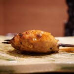 Yakitori Kadan - ◆つくね
      噛みしめると滴るほどの脂が吹き出し、ほろりと柔らかな食感にさらっとしたタレが交わり旨さをグッと掴む！