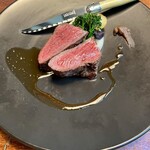 MOKICHI TRATTORIA - やまゆり牛の炭火焼き10年熟成粕ソースモモ肉