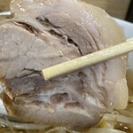 Ramen Jirou - 私が最も好きな豚はこういうのです。肉厚の淡いチャーシュー色が好きです