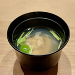 すしやのたい悟 - 蛤の潮汁で〆ます。