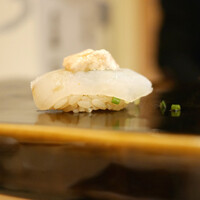 鮨 やすみつ - （握り）皮剥  肝乗せ