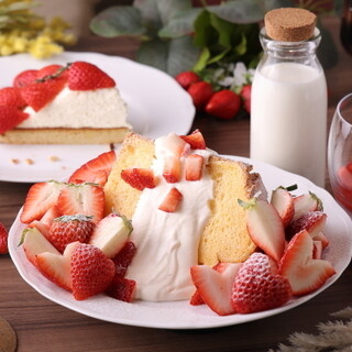 Enjoy Sweets decorated with seasonal fruits that are pleasing to the eye♪