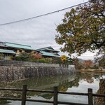 うめ乃や - 公園側から見た宿。