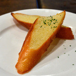 ルイジアナママ - アラビアータに付いてるガーリックトースト