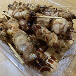 炭火やきとり 鳥信 - 手羽元は骨を外して串打ちするそうでパッと見ももと区別がつきません