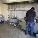 炭火やきとり 鳥信 - 右奥に串打ちスペース、右手前に焼き台があります