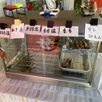炭火やきとり 鳥信 - 焼き鳥のショーケース
      この日のラインナップは手羽元塩・ねぎま・手羽元・もも塩・ももでした