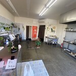 炭火やきとり 鳥信 - 店内の全貌
      テイクアウト専門店なので店内はほぼ作業スペースです