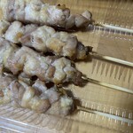 炭火やきとり 鳥信 - 購入した塩焼き
      もも塩×４本