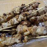 炭火やきとり 鳥信 - 購入したタレ焼き
      もも×８本、手羽元×３本