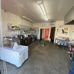 炭火やきとり 鳥信 - 左奥に流し台、左手前にショーケースがあります