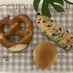 MUJI Bakery - プレッツェル　ほうれん草とベーコンのパン　塩パン