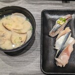 寿司 魚がし日本一 - 光物3貫580円とアサリ汁250円