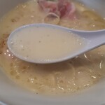 らーめんMAIKAGURA - 鶏旨味たっぷりの白湯に、トリュフオイルが合います