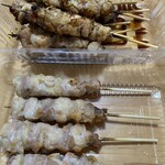 炭火やきとり 鳥信 - タレ焼きは深い容器で塩焼きは蓋付きと容器が使い分けられていました