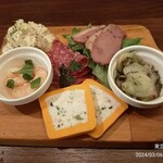 ロティサリーチキンとワイン飲み放題 Hamachan55 - タパス盛り合わせ