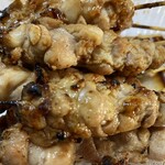 炭火やきとり 鳥信 - ところどころついた焦げ目が美味しそうです