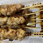 炭火やきとり 鳥信 - タレ焼きのももと手羽元が一緒に入っています