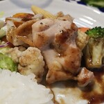 キッチン ブルー グローブ - ３つ目のチキンも大きい！