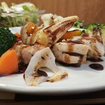 キッチン ブルー グローブ - 横から、鶏肉と野菜が山盛り！？