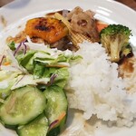 キッチン ブルー グローブ - 最後のご飯、サラダ、お新香を乗せて