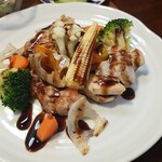 キッチン ブルー グローブ - 鶏もも肉と野菜のエチュベのアップ