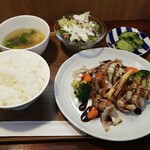 キッチン ブルー グローブ - 鶏もも肉と野菜のエチュベ　濃厚バルサミコソース