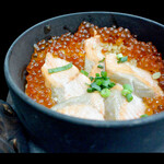三文鱼籽和三文鱼的亲子小锅什锦饭