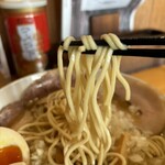 煮干そば とみ田 - 自家製中太ストレート麺。