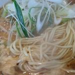 いせのじょう - 白菜辛口ラーメン、麺アップ