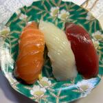 や台ずし - 残りの３貫はサーモンとイカとマグロでした・・・