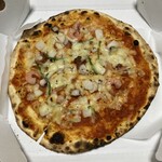 吉田ピザ店 - エビ•イカ•タコのシーフードピザ