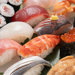 新鲜的鱼和握寿司，适合您当天心情的一盘。