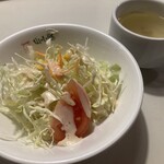 カレーショップ山小屋 長野駅前店 - サラダは新鮮な信州の野菜をふんだんにムシャムシャできてさわやか。スープも野菜の味。