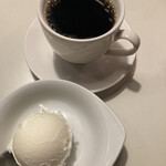 カレーショップ山小屋 長野駅前店 - アイスクリームは雄大な信州のミルクを使ったのかもしれない。さすがにコーヒーは国産ではないと思われる。