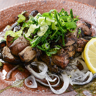 We are proud of our charcoal-grilled dishes that go well with alcohol, such as the delicious charcoal-grilled thighs.