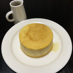 Jikaseibai Senko Hi Mijinko - お皿に取りだしてコーヒーカラメルをミルクミッチャーに入れ替えました