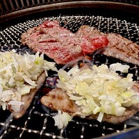 焼肉山水 虎ノ門ヒルズ店 - ネギおろしをのせて
