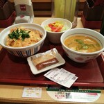 Nakau - 親子丼、豚汁、サラダ