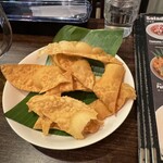 Apsara Restaurant & Bar - まずパパダムとビールで、喉の渇きを落ち着かせる｡