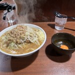 D麺 - ラーメンに生卵