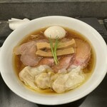 らぁ麺やまぐち - キレイな盛り付け｡スープの縁の鶏油の層に〝おっ？〟と