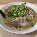 らーめんや亜喜英 - 純濃厚ラーメン(並)