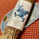Idu Juu - 竹皮の上にドラゴンが描かれた口上が添えられているのも好き