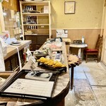 いづ重 - 小さいカウンターながら充実の品揃え　これに季節の寿司がありますから飽きることがありません