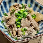 鶏料理 炭火焼 あらた - 炙り鶏皮ポン酢は首肉？も一緒に入っておりなかなかの食べ応え