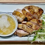 鶏料理 炭火焼 あらた - 名物というあらた焼きです　紅ふじ鶏という銘柄鶏のモモ焼きです