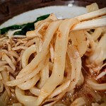 Teuchi Udon Iwashiya - 多分この「ほるぅどん」はスープでちょっと煮込まれていて、モッチリとした弾力があります。 お味が絡んで、とっても美味しいです。