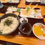 Udon Honjin Yamadaya - 「釜ぶっかけ（温）定食」揚げたての天ぷらと伝統のお寿司がセットになっており、山田家のメニューの中でも群を抜いて人気だ。
                        1,250円だった。
                        びっくりするほど安い。